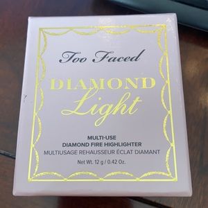 Too Faced Highlighter Diamond Light.